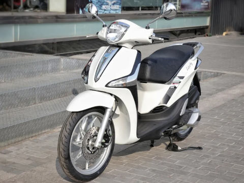 售价1.69万，实拍进口比亚乔中型踏板，颜值出众，欧系气息浓郁！