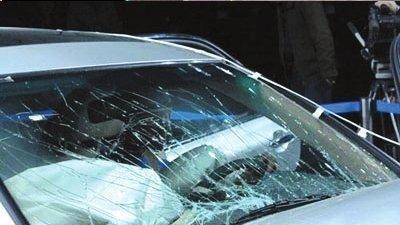 汽车挡风玻璃有霜冻怎么办？能不能倒热水解冻？