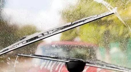 雨刮器总是刮不干净？并不是雨刮要换了！这样处理即可！