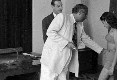 10张罕见老照片披露1951年印度女演员当众脱衣接受导演面试