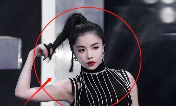 《青春有你2》最酷女选手,有实力有颜值,嘴角的痣成点睛之笔