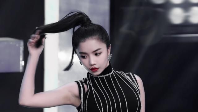 《青春有你2》最酷女选手,有实力有颜值,嘴角的痣成点睛之笔
