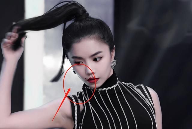 《青春有你2》最酷女选手,有实力有颜值,嘴角的痣成点睛之笔