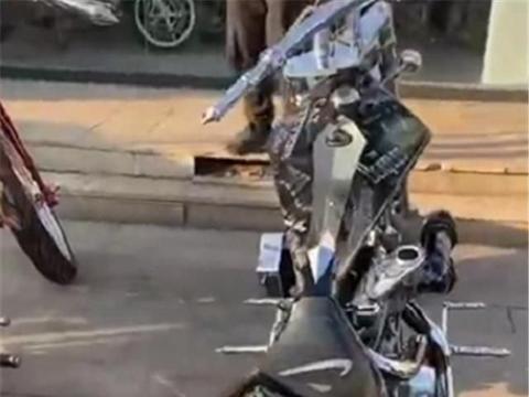 罗杰定制版摩托车，车价140万，配“哥特风”脚刹，油箱酷似宝剑