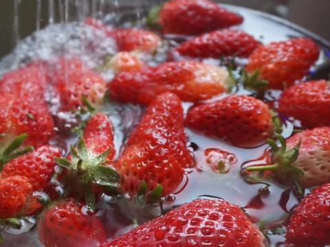 草莓别再用清水洗了，洗不干净，教你几招，脏东西自动跑出来
