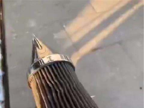 “哥特风”脚刹的摩托车，全车定制，车价140万，油箱还酷似宝剑