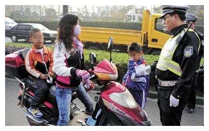 电动车和摩托车都不让骑，怎么接送孩子？听到专家建议想打人