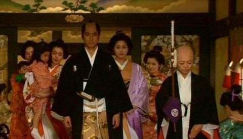 日本女天皇的淫乱肮脏生活：近亲之间随意发生性关系