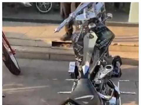“哥特风”脚刹的摩托车，全车定制，车价140万，油箱还酷似宝剑