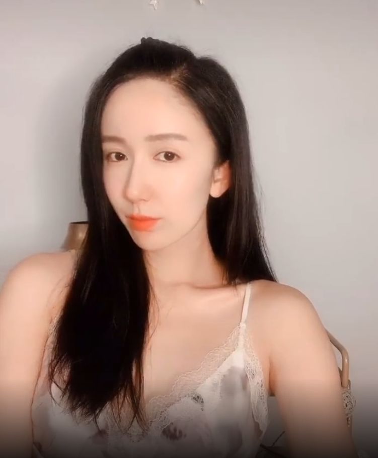 娄艺潇锁骨放口红火了当看到口红牌子确定是明星真实消费水平