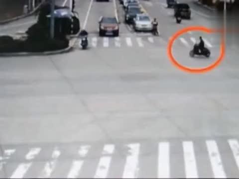 汽车都没动，只有这辆电动车敢闯，监控拍下可怕一幕！