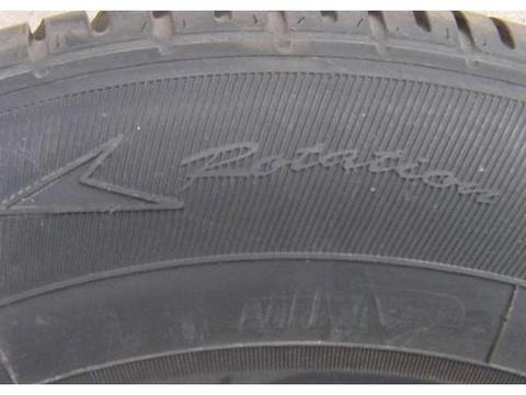 把汽车轮胎更换过以后，噪音大还费油？汽修工：轮胎装反啦！