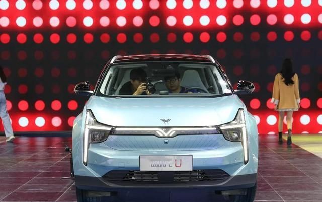 新能源也玩“国潮”，车名叫哪吒，脚踩风火轮，透明A柱国内首创