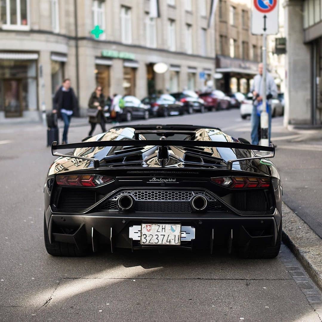 兰博基尼aventador svj,兰博基尼恶魔之眼 兰博基尼aventador svj敞篷版实车街拍 犀利感的设计