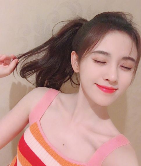 鞠婧祎穿"彩虹吊带"自拍,看到她锁骨的那刻,全网女孩子心酸了