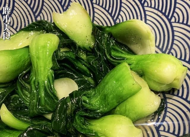 为何饭店的炒青菜越吃越香?教你技巧,清翠菜味浓,家人抢着吃
