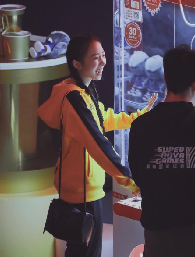 同是豹纹款单品,杨颖紧身裙显酷帅,Lisa吊带裙略带甜美