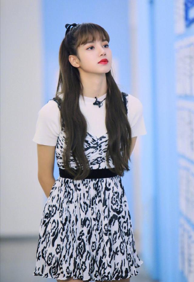 同是豹纹款单品,杨颖紧身裙显酷帅,Lisa吊带裙略带甜美