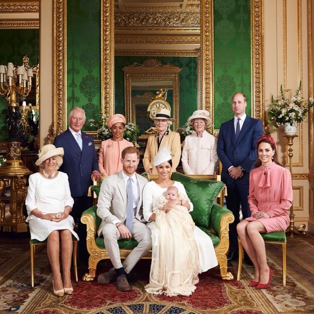 英王室官方晒最新全家福,凯特妈妈,戴妃都有,4张新照都没梅根