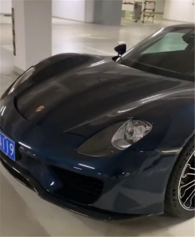 王思聪同款保时捷918,停在半岛酒店地下车库,常年不开已积灰