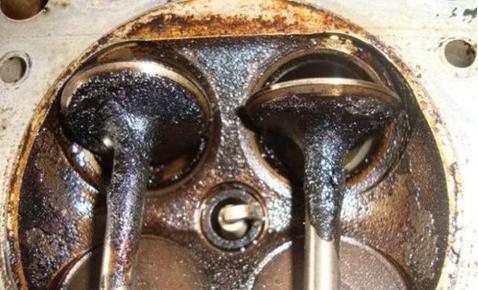 汽车发动机清理积碳，为什么不宜直接拆卸？汽修工告诉你答案