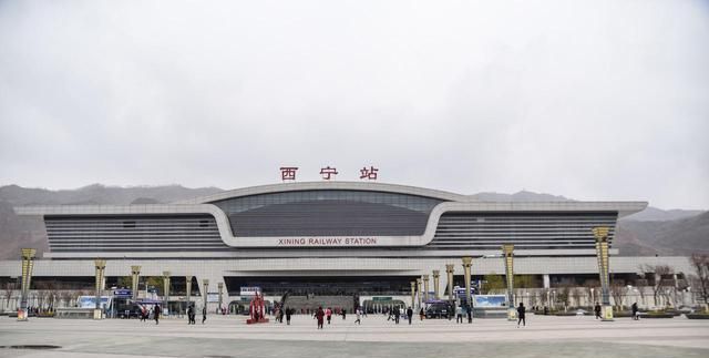 航拍西宁站,青藏高原最大高铁站,外观犹如展翅欲飞的高原雄鹰