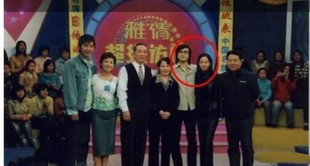 汪峰前妻康作如近照曝光，身材娇小穿衣却老套，二女儿原来长这样