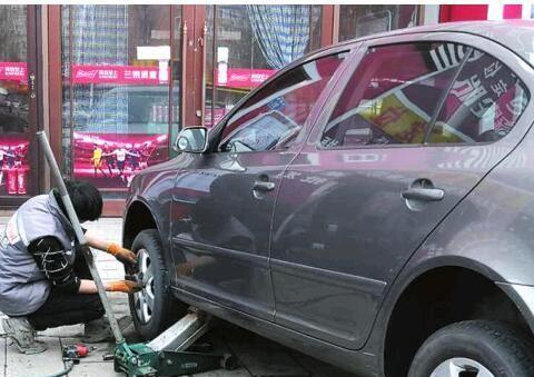 大庆汽修厂生意火爆 私家车主扎堆“换胎”