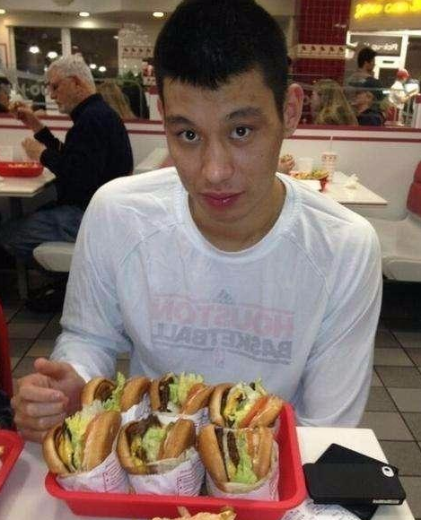 NBA大胃王!字母弟一顿吃9桶泡面 奥尼尔36根热狗不够塞牙