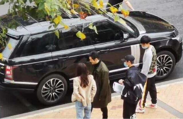 黄晓明新剧路透照曝光,心情愉悦