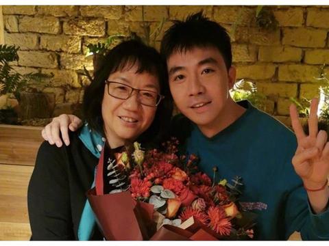 实力派演员俞灏明，孝心满满为妈妈庆生，两人相拥合影超有爱