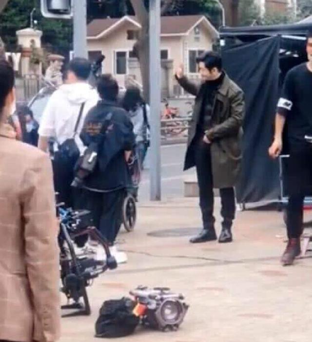 黄晓明新剧路透照曝光,心情愉悦