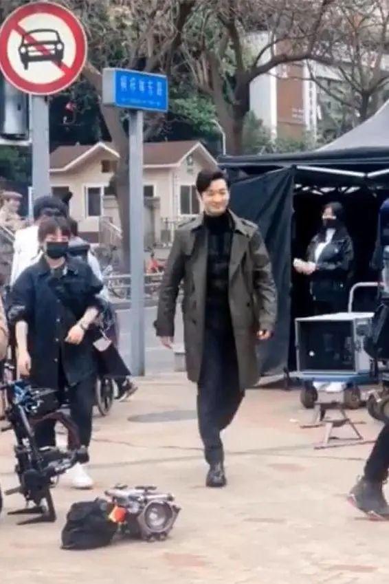 黄晓明新剧路透照曝光,心情愉悦