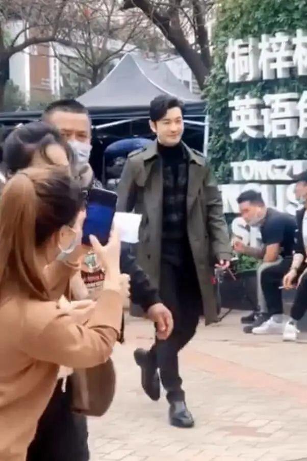 黄晓明新剧路透照曝光,心情愉悦