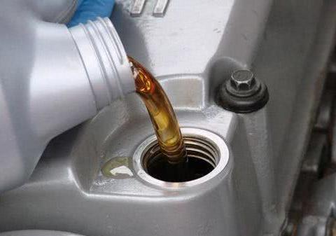 你以为换机油这么简单？老司机提醒你：换错就是毁车