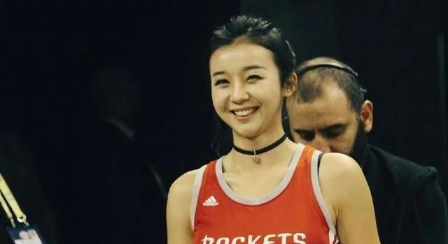 NBA美女主播张曼源宅家无聊,晒男友视角照,穿浴袍走性感路线