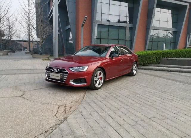 2020款奥迪a4l白金色,奥迪a4l2020款白色 前脸更具家族化,配置升级价格或上调,2020款奥迪a4l将