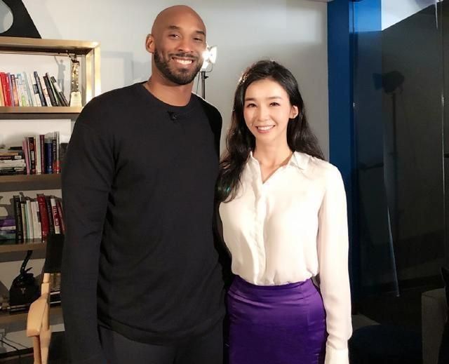 NBA美女主播张曼源宅家无聊,晒男友视角照,穿浴袍走性感路线