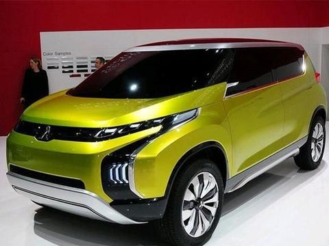 三菱终于坐不住了！跨界新车比奔驰漂亮，旋转6座配四驱