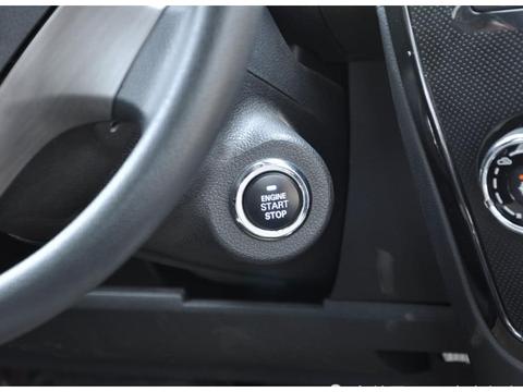 开了八九年车才知道，一键启动还有这么多功能，别再浪费了！