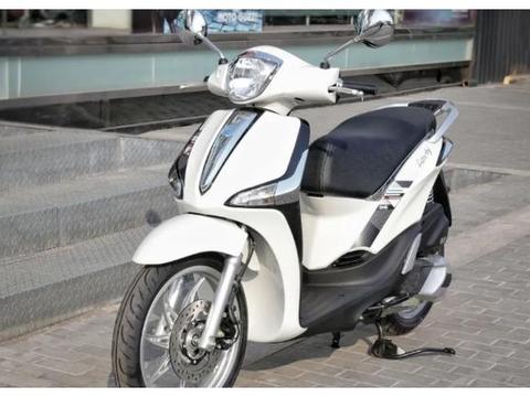 售价1.69万，实拍进口比亚乔中型踏板，颜值出众，欧系气息浓郁！