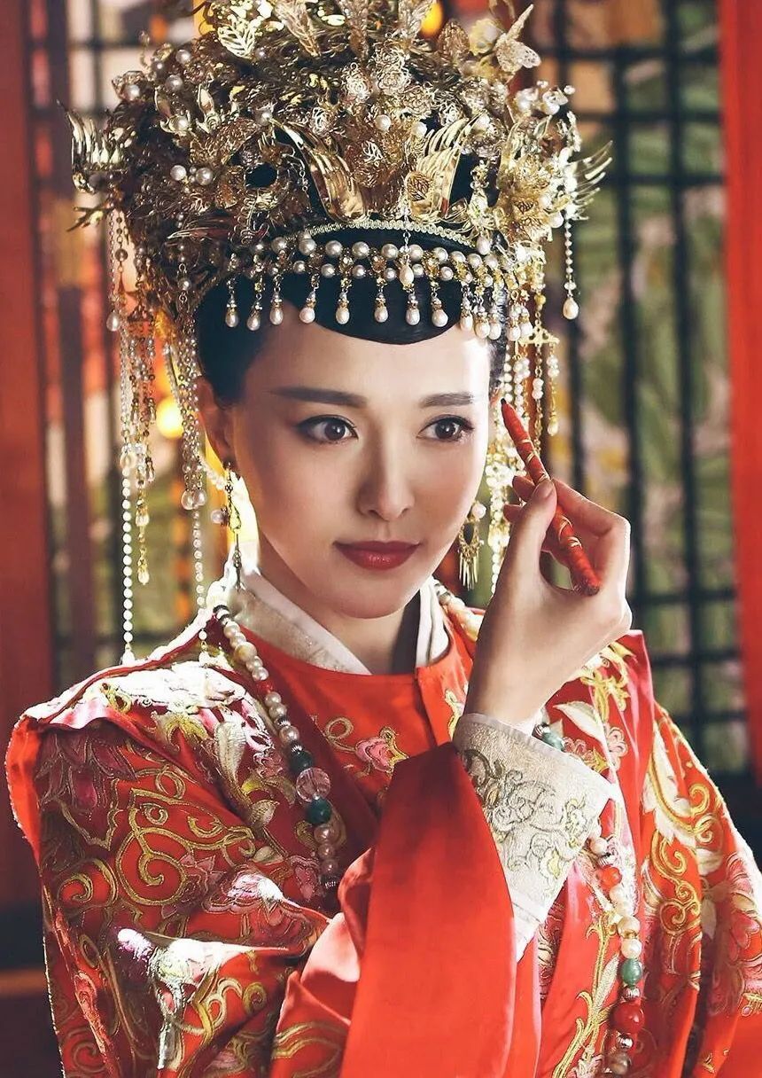 18岁她泳装照长腿吸镜!她嫁罗晋生曾经角色美出新高度
