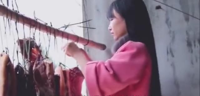 李子柒下雪天做盐巴排骨,看到她吃饭场地,网友:确定不是摆拍