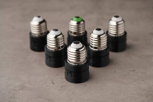 换灯泡新“姿势”？美国公司发明磁吸灯泡连接器 速度翻倍又安全