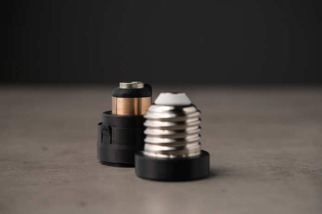 换灯泡新“姿势”？美国公司发明磁吸灯泡连接器 速度翻倍又安全