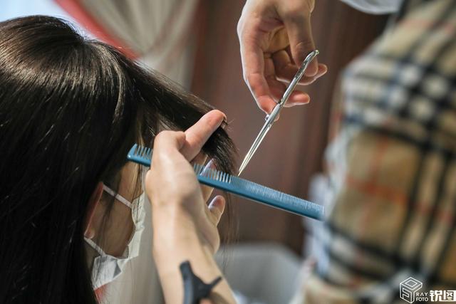 造型师"云复工"做直播 女生扎堆爱上lisa刘海 成今年爆款发型