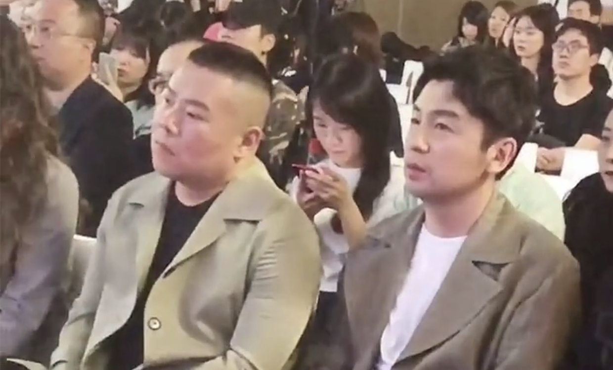 贾乃亮的头也不小啊!你看他坐在雷佳音和岳云鹏身边的对比照片!