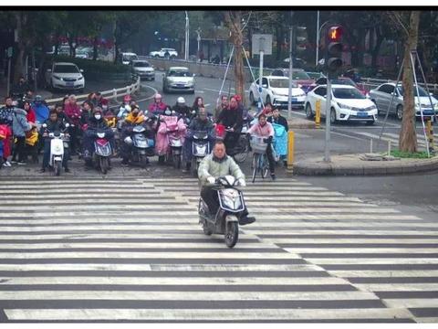 闯红灯撞上大众，交警判其全责，电动车车主：我是“弱势群体”