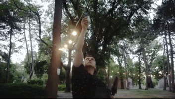 换灯泡新“姿势”？美国公司发明磁吸灯泡连接器 速度翻倍又安全