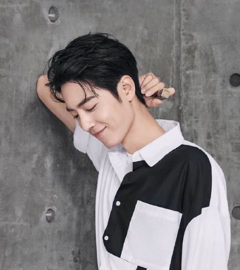 被网络暴力一月后,肖战终于复工拍写真,脸上笑容略显心酸